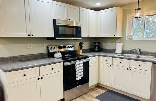 Galesburg Maison | Charming 2-bedroom house in historical Galesburg neighborhood