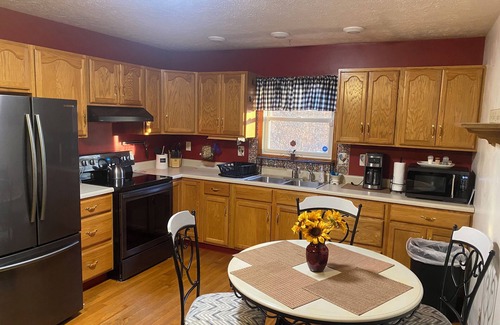 Hillsboro Maison | Charming 2-bedroom house in Hillsboro with Wi-Fi and a game room. Happy travels