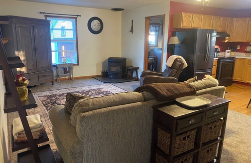 Hillsboro Maison | Charming 2-bedroom house in Hillsboro with Wi-Fi and a game room. Happy travels