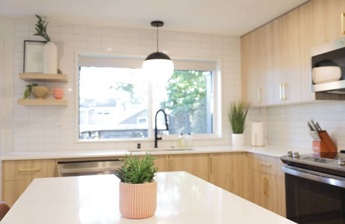 Downtown Vancouver Maison | Charming 2-bedroom House with Fire Place In lovely Vancouver Downtown