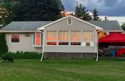 Williston South Maison | Charming 2-bedroom house close to the interstate with pond and WiFi in Williston