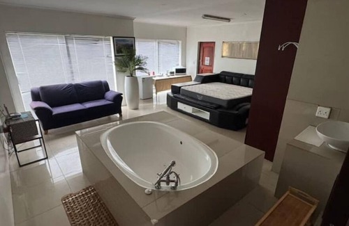 Trawal Maison | Charming 2-bedroom house in fabulous Cape Town with WiFi