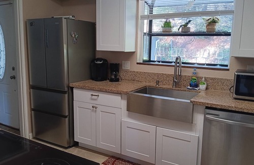 Auburn Maison | Charming 2-bedroom home in beautiful Auburn with AC and king-size beds
