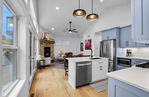 Merrimac Maison | Charming 2-bedroom house Lake Home with wifi and all the amenities!