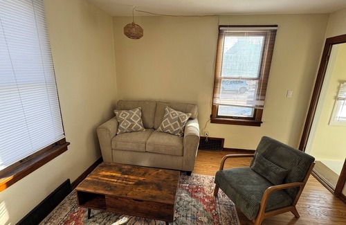 Sycamore Maison | Charming 2-bedroom house with WiFi, AC in adorable Sycamore