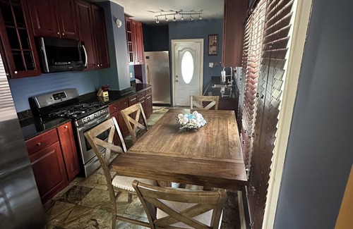 Maywood Maison | Charming 2-bedroom house in Maywood with WiFi, AC full basement with sofa bed