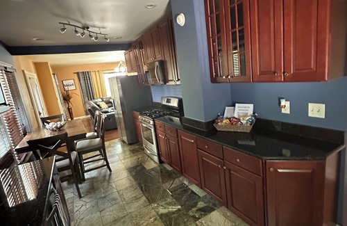 Maywood Maison | Charming 2-bedroom house in Maywood with WiFi, AC full basement with sofa bed