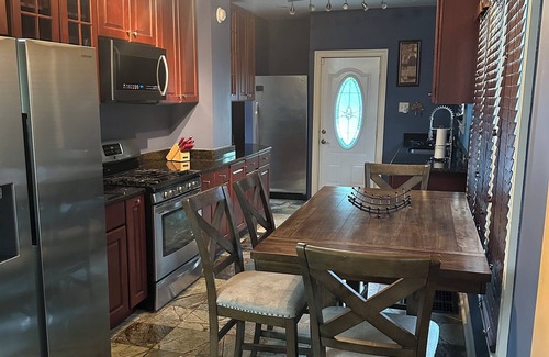 Maywood Maison | Charming 2-bedroom house in Maywood with WiFi, AC full basement with sofa bed