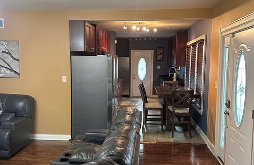 Maywood Maison | Charming 2-bedroom house in Maywood with WiFi, AC full basement with sofa bed