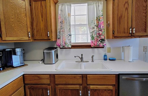 Mulhall Maison | Charming 2-bedroom house in Mulhall, near I-35 and OSU