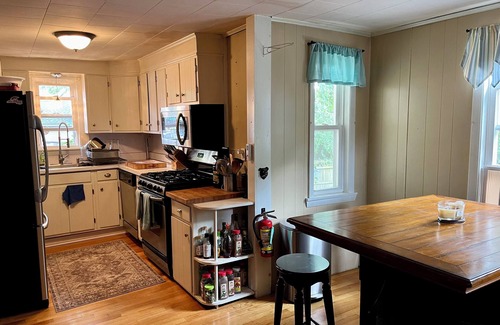 Peabody Maison | Charming 2-bedroom house with WiFi, AC in lovely Peabody