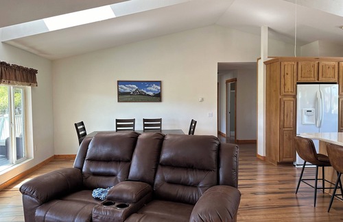 Alder Maison | Charming 2-bedroom house in lovely Alder with WiFi, AC & beautiful Mountain View