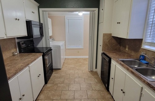 Lawton Maison | Charming 2-bedroom house in a quiet neighborhood - AC, WiFi in delightful Lawton