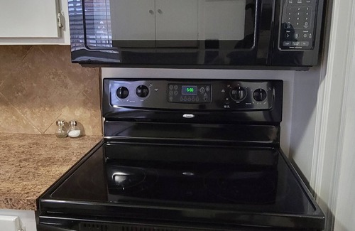 Lawton Maison | Charming 2-bedroom house in a quiet neighborhood - AC, WiFi in delightful Lawton