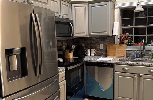 London Maison | Charming 2-bedroom house in amazing London, KY with AC, WiFi
