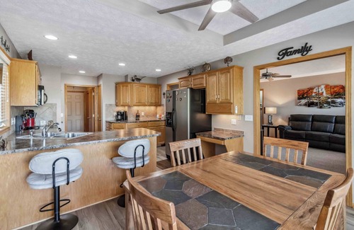 Omaha Maison | Charming 2-bedroom house in lovely Omaha with AC, WiFi.