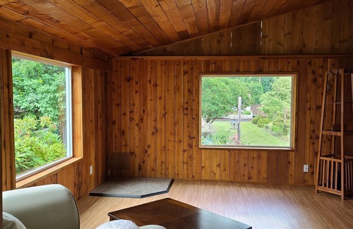 Randle Maison | Charming 2-bedroom house in quite Randle with AC, WiFi, outdoor space and more.