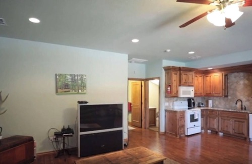 Hoyt Cabine | Charming 2-bedroom lake cabin apartment with AC and WiFi on Eufaula lake