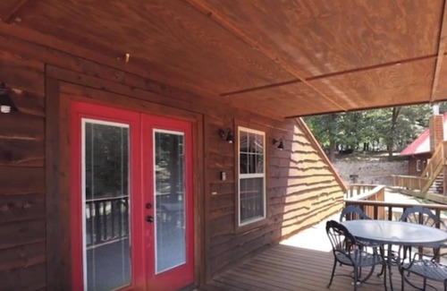 Hoyt Cabine | Charming 2-bedroom lake cabin apartment with AC and WiFi on Eufaula lake