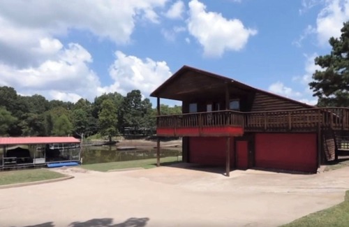 Hoyt Cabine | Charming 2-bedroom lake cabin apartment with AC and WiFi on Eufaula lake