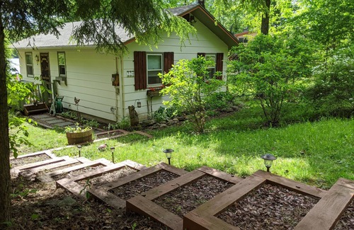 Roscoe Cottage | Charming 2 Bedroom Lakefront Cottage in the Catskill Mountains