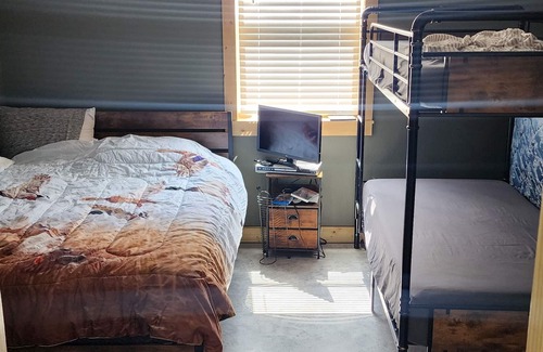Washington County Cabine | Charming 2-bedroom lodge with WiFi, AC, quietly tucked away in the woods.