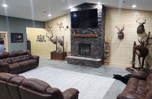 Washington County Cabine | Charming 2-bedroom lodge with WiFi, AC, quietly tucked away in the woods.