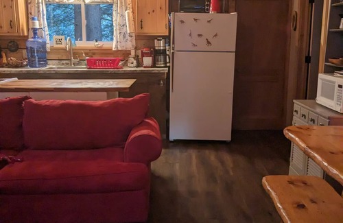 Brantingham Cabine | Charming 2-bedroom on Serene Lake Cabin in Greig