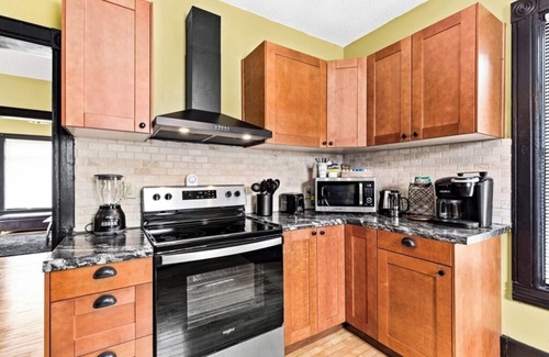 Ashland Maison | Charming 2-Bedroom Pet-Friendly Home Walkable to Downtown, Murals & Coffeehouse