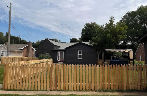 Newburgh Maison | Charming 2-bedroom pet-friendly duplex in fabulous Newburgh with Hot Tub