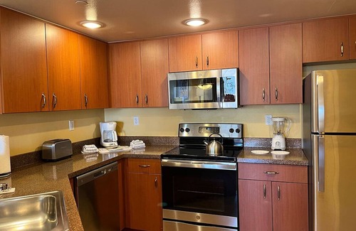 Enterprise Station Balnéaire | Charming 2-bedroom resort adjacent to South Point Casino. NFR guests welcome!