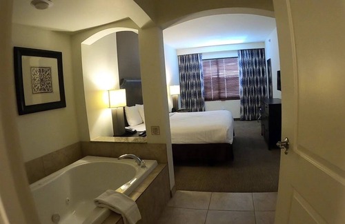 Enterprise Station Balnéaire | Charming 2-bedroom resort adjacent to South Point Casino. NFR guests welcome!