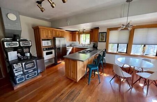 Hamilton Maison | Charming 2 bedroom, south side Hamilton home!