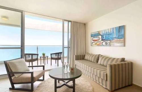 Acre Appartement | Charming 2 bedroom Suite with Sea View
