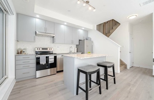 Oakville Maison | Charming 2-bedroom townhome with Rooftop view