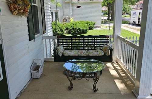 Carlyle Maison | Charming 2-bedroom, two bathroom house in Carlyle, pets welcome!