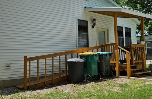 Carlyle Maison | Charming 2-bedroom, two bathroom house in Carlyle, pets welcome!
