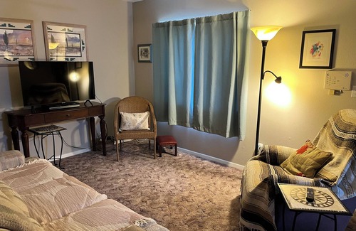 Uptown Maison | Charming 2-bedroom house with AC, WiFi, walking distance from UPTOWN!