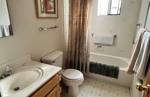 Uptown Maison | Charming 2-bedroom house with AC, WiFi, walking distance from UPTOWN!