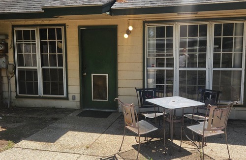 Highlands - Perkins Maison | Charming 2-bedroom home with fenced yard sleeps 6 in Baton Rouge near Tigerland