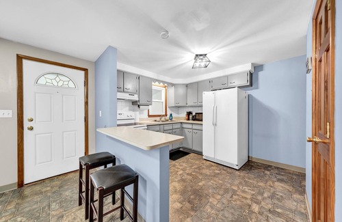 Cheektowaga Appartement | Charming 2-bedroom apartment near airport in peaceful Cheektowaga