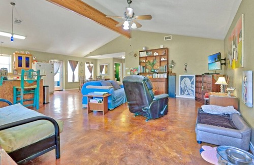 Johnson City Maison | Charmant chalet de 2 chambres avec piscine privée et bain à remous au cœur du Texas Hill Country!