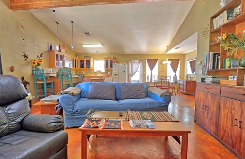 Johnson City Maison | Charmant chalet de 2 chambres avec piscine privée et bain à remous au cœur du Texas Hill Country!