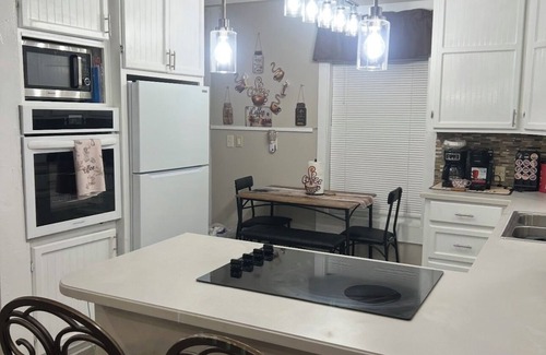 Perdue Hill Maison | Charming 2-bedroom house in Monroeville with Wi-Fi and AC.