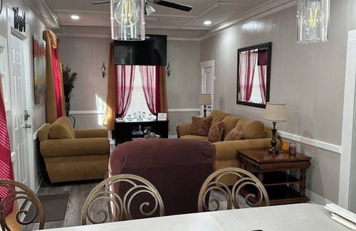 Perdue Hill Maison | Charming 2-bedroom house in Monroeville with Wi-Fi and AC.