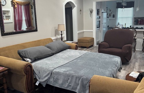 Perdue Hill Maison | Charming 2-bedroom house in Monroeville with Wi-Fi and AC.