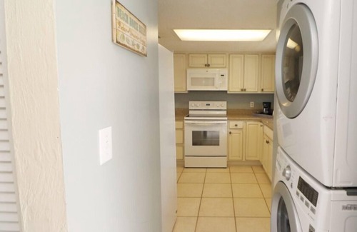 Glenwood Copropriété | Charming 2-bedroom beachside condo with pool!