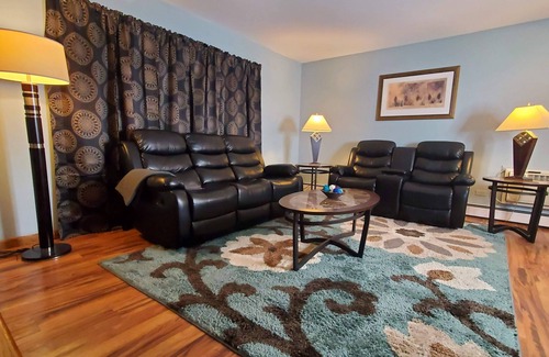Palos Hills Appartement | Charming 2-Bedroom Apt. King Bed, Desk, Fast WiFi, A/C, Near Hospitals