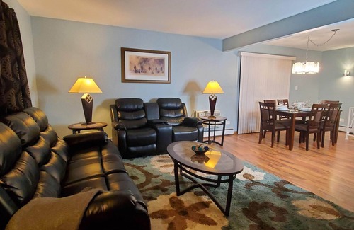 Palos Hills Appartement | Charming 2-Bedroom Apt. King Bed, Desk, Fast WiFi, A/C, Near Hospitals