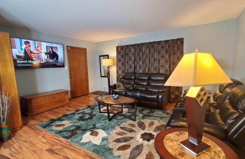Palos Hills Appartement | Charming 2-Bedroom Apt. King Bed, Desk, Fast WiFi, A/C, Near Hospitals